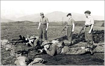 Czech parchutists being trained by members of the Scottish Guard